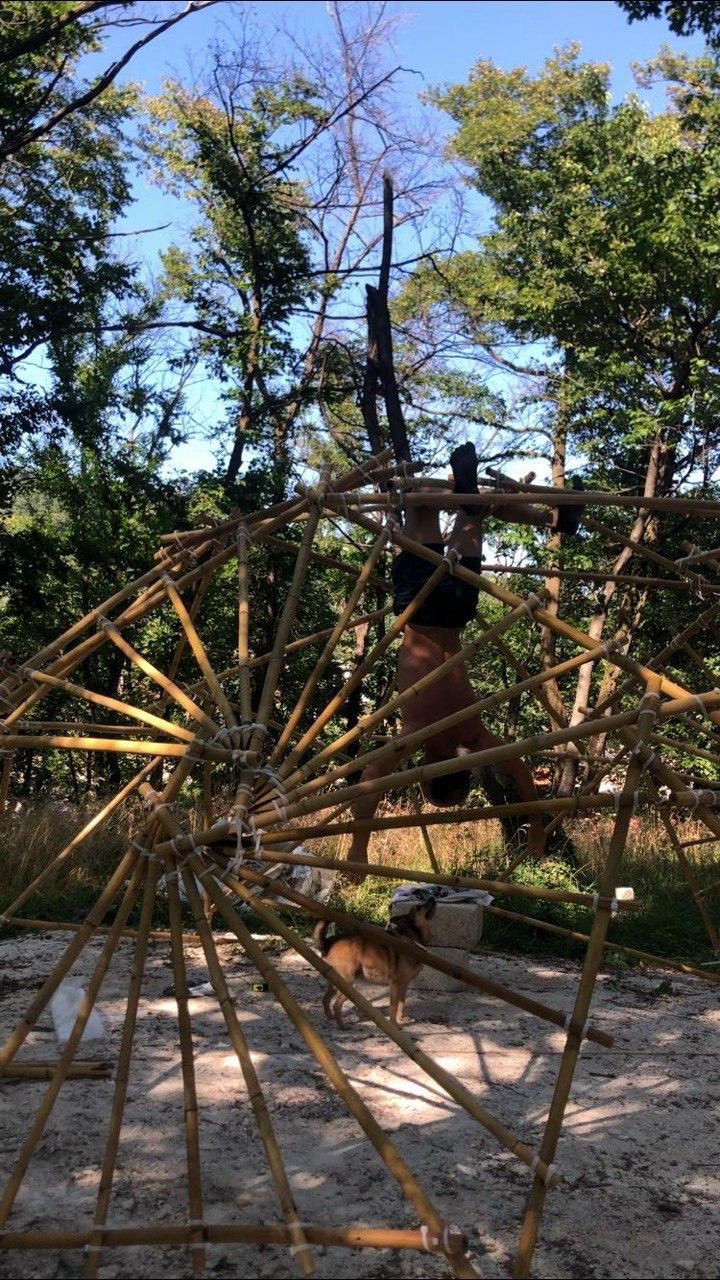 Cupola in bambù inserita tra gli alberi