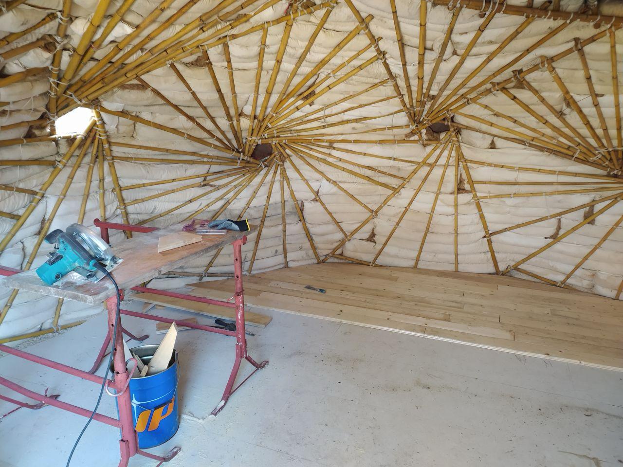 Interno della cupola con struttura in bambù e trama geometrica visibile