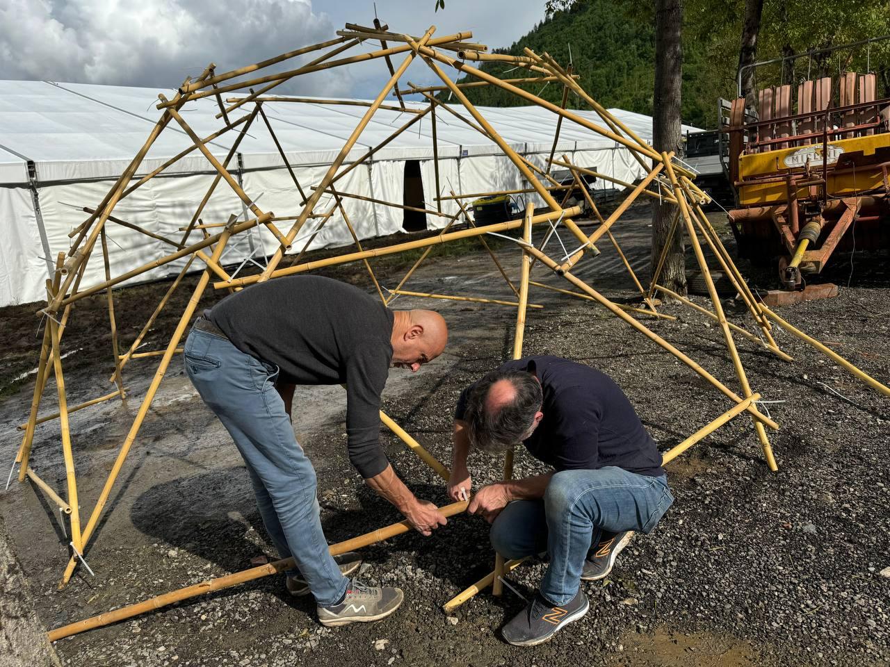 Partecipanti al lavoro sui collegamenti di una cupola in bambù